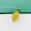 Suministro en vivo nuevo colgante de hoja hueca chapado en oro de latón accesorios Joker de arce para mujer fabricantes al por mayor