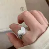 Anillo Abierto de Flor Estilo Chica Dulce Cremoso "Rosa Baya Floral" Moda para Mujer Exquisito Nicho Versátil Chic