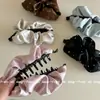 Pinza Banana Elegante de Satén Plisado con Pedrería Estilo Coreano, Nuevo Estilo para Mujeres, Realza el Volumen del Cabello, Pinza Vertical para Cola de Caballo, Accesorio Versátil para el Cabello