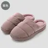 Nuevas pantuflas de algodón impermeables para hombre, adecuadas para otoño e invierno, diseñadas para uso en interiores, con suelas antideslizantes, que brindan calidez y cuentan con un diseño simple y ligero que también se puede usar al aire libre. Disponible al por mayor para estilos de mujer