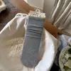 Calcetines finos de malla estilo crema Songmu con patrones sutiles, bordes con volantes, accesorios de lazo, calcetines blancos de algodón hasta la mitad de la pantorrilla