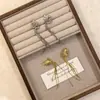 Pendientes de Borla de Hoja de Metal de Lujo Ligero Estilo Francés para Mujer 2025 Nuevos Exclusivos Distintivos Exagerados