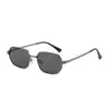 Gafas de Sol Sencillas con Montura Cuadrada Pequeña Estilo Nuevo 2026 para Hombres, Gafas de Sol de Moda con Montura Metálica Estrecha Estilo Europeo y Americano de Alta Gama para Mujeres
