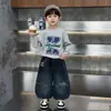 Pantalones de Niño Invierno 2026 Nuevo Estilo Pantalones Largos de Mezclilla Gruesos y Cálidos para Niños Pantalones Banana Elegantes con Forro de Terciopelo