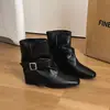 Fivela de Cinto Retro OJRZ Botas de Cano Curto Plissadas 2026 Aumento de Altura Oculto Feminino Botas Versáteis Emagrecedoras Outono Inverno Botas Cavaleiro Maillard