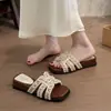 Sandalias de cuña de perlas de moda para la playa para mujer, calzado de verano para exteriores, nuevo estilo 2026, sandalias versátiles tipo slip-on de suela gruesa inspiradas en Chanel