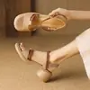 2026 Verão Novo Sandálias Femininas de Salto Grosso com Tira Única Estilo Literário Transfronteiriço Sapatos Retrô com Solado Macio Sapatos para Mãe Transfronteiriço