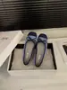 Sapatilhas Vermelhas de Cetim com Salto Interno Femininas Verão 2025 Estilo Francês com Laço na Saia Sapatos de Ballet para Noite