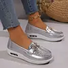 Comercio exterior transfronterizo talla grande casual zapatos individuales tacón de cuña slip-on mocasines europeos y americanos zapatos perezosos suela gruesa hebilla metálica mocasines
