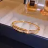 Pulseira de Zircônia Europeia e Americana Exquisita Mais Vendida para Mulheres Luxo Leve Nicho Geométrico de Alta Qualidade Joia de Mão para o Trabalho Venda Direta da Fábrica