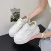 Sapatos casuais super bonitos de sola grossa para aumentar a altura para mulheres baixinhas 2026 novos sapatos confortáveis para os pés sapatos brancos para mulheres