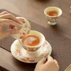 Gaiwan de pie alto con flor de camelia pintada a mano en blanco, cuenco de té cerámico de lujo ligero para el hogar anti-quemaduras, cuenco de té para juego de té Kung Fu de alta gama