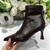 Botas de tornozelo super modernas estilo retrô com bico fino para outono e inverno para mulheres, novo estilo de moda 2026, salto alto elegante, ajuste justo, design de nicho, com zíper traseiro