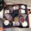 Lenço Quadrado Estampado com Geometria Minimalista para Primavera e Verão, Estilo Unissex, Acessório Decorativo Versátil e Estiloso, Lenço de Pescoço