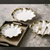 Plato de cerámica de loto de alta calidad al por mayor con borde dorado de porcelana plato irregular Phnom Penh