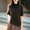 Nueva colección de otoño e invierno: Suéter de punto de mezcla de cachemira y lana con dobladillo enrollado, cuello redondo, mangas cortas y color liso, con acabado de lana cepillada.
