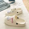 Conforto para os PésTamancos fechados casuais e versáteis em EVA estilo Birkenstock com botões xadrez e design de gato, respiráveis e adequados para uso externo