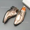 Zapatos de cuero de punta fina brillantes y a la moda de estilo británico, disponibles en tallas grandes para ventas transfronterizas, adecuados para uso formal y casual, zapatos de boda europeos y americanos, y zapatos de hombre para peluqueros.