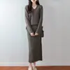 Conjunto de Tricô Simples 100% Lã para Mulheres, Outono e Inverno, Quente, Solto, Emagrecedor, Conjunto de Duas Peças com Suéter de Tricô Trançado com Decote V e Saia
