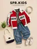 Conjunto de Motociclista Rojo y Blanco para Niños: Chaqueta con Estampado de Letras de Primavera y Otoño y Jeans Desgastados, Elegante Conjunto de Dos Piezas para Niños