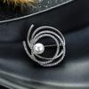 Versión coreana del nuevo broche de diamantes de moda para mujer, Joker, ramillete de múltiples anillos, alfiler de perla simple, accesorios de traje al por mayor