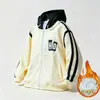 Jaqueta com capuz da moda para outono e inverno, estilos regular e com forro de fleece, combinada com jeans vintage de cintura elástica, conjunto de 2 peças