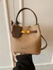 Bolso de Mano Kelly de Color Contrastante para Mujer 2025 Nuevo de Moda Retro Patrón Granulado Bolso Cubo Versátil Bolso Cruzado
