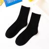 Venta directa de fábrica de calcetines de primavera con explosiones de colores sólidos japoneses de color caramelo para mujer, calcetines de colores de marea, venta al por mayor
