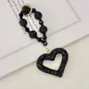 Pingente de chaveiro de coração oco cravejado de diamantes transfronteiriço com bola de diamante de argila e corrente de contas de cristal, chaveiro de decoração de bolsa em formato de coração
