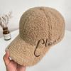 Gorra de Béisbol de Lana de Cordero con Letra Bordada para Mujer Otoño e Invierno Ala Ancha Rostro Pequeño Cálida Versátil Gorra para Hombre