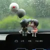 Adornos para coche de celebridad de internet al por mayor accesorios para el interior del coche muñeco de pareja besándose lindo adornos de decoración para coche eléctrico mujeres