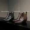 Botas Chelsea de Pele de Ovelha e Couro Nude Femininas Outono e Inverno Novas Bico Quadrado Calce Fácil Salto Médio Botas Femininas Individuais Botas de Cano Curto