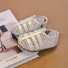 Sapato de Tecido Respirável com Buracos e Touca para Cabeça Vazada Infantil 2026 Verão Novo Estilo Solado Macio Sapatos Romanos Respiráveis Sapatos Individuais Antichoque para Meninas