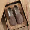 Zapatos de tela nuevos de estilo primavera Old Beijing para mujer, cómodos, antideslizantes, con hebilla metálica, casuales, retro, estilo Birkenstock, suela suave, zapatos de un solo color, venta al por mayor