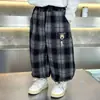 Calça Xadrez com Logo de Urso Novo Estilo Primavera e Outono Infantil 2026 Novo Estilo Outono Estilo Coreano Moda Bebê Calça Casual Fashion