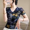 2025 Verano Elegante Cuello en V Malla Estampada Manga Corta Camiseta Moda Femenina Reductor de Edad Transpirable Versátil Look Adelgazante Top