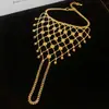 Anillo y pulsera con cadena integrada de borlas caladas europeas y americanas, pulsera de diseño único de nicho, accesorio de mano de moda resistente y exquisito