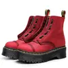 Botas de Motocicleta Audemars Piguet Estilo Britânico Dupla Utilização Solado Grosso 8 Furos 1460 com Zíper Frontal, Couro Crazy Horse de Primeira Camada Botas Curtas Vermelhas com Solado Plataforma