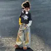 Conjunto de Roupa de Primavera para Meninas Estilo Americano Infantil Falso Duas Peças Blusa e Calça Jeans Novo 2026 Manga Longa Calça de Pernas Largas Tendência