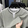 Nueva camiseta de manga corta de verano para hombre, casual y versátil, top a rayas de corte holgado para hombres jóvenes y de mediana edad, marca de moda