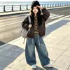 Chaqueta de cuero de primavera y otoño para niñas, nuevo estilo 2026, chaqueta estilo coreano, sudadera con capucha y pantalones vaqueros, un conjunto de tres piezas para niños mayores