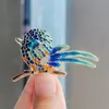 Nuevo broche de aleación para mujer, moderno y de alta gama, pin de lujo nicho para abrigos y trajes, simple y elegante, broche versátil