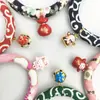 Explosivo color japonés gato y gato con cuello de viento perro pequeño Campana collar para mascota fabricantes de joyería