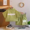 Ropa Nueva para Niños 2026 Verano Delgada Bebé Camisa de Retazos a Rayas Camisa de Manga Corta Bloques de Color Ropa de Trabajo Conjunto de Dos Piezas