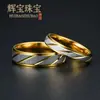 Novo modelo de moda europeia e americana de 2026, anéis de casal diagonais gravados em degraus banhados a ouro inovadores, fabricante oferece descontos para pedidos em grande quantidade