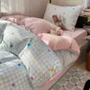 Juego de sábanas de gasa abullonada de dibujos animados de cuatro piezas, funda nórdica con borde de concha Clase A, juego de tres piezas para dormitorio de estudiantes, ropa de cama Nantong 4