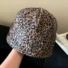 Gorra retro americana con parche de estrella de estampado de leopardo para mujer, boina de pico de pato de estilo nicho de moda de chica picante de alta gama