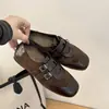 Sapatos femininos retrô, modernos e versáteis, novo estilo outono e inverno, tira com fivela dupla, confortáveis para os pés, sapatos femininos casuais com estampa de leopardo