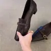 Sapatos Femininos de Salto Bloco Quadrados Estilo Retrô Francês Novo Design de Nicho Mocassins Slip-on com Fivela de Couro