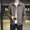 Estação de primavera e outono, jaqueta de couro masculina moderna e estilosa com gola lapela, exalando uma vibe sofisticada e descolada, jaqueta de couro casual, sobretudo curto masculino